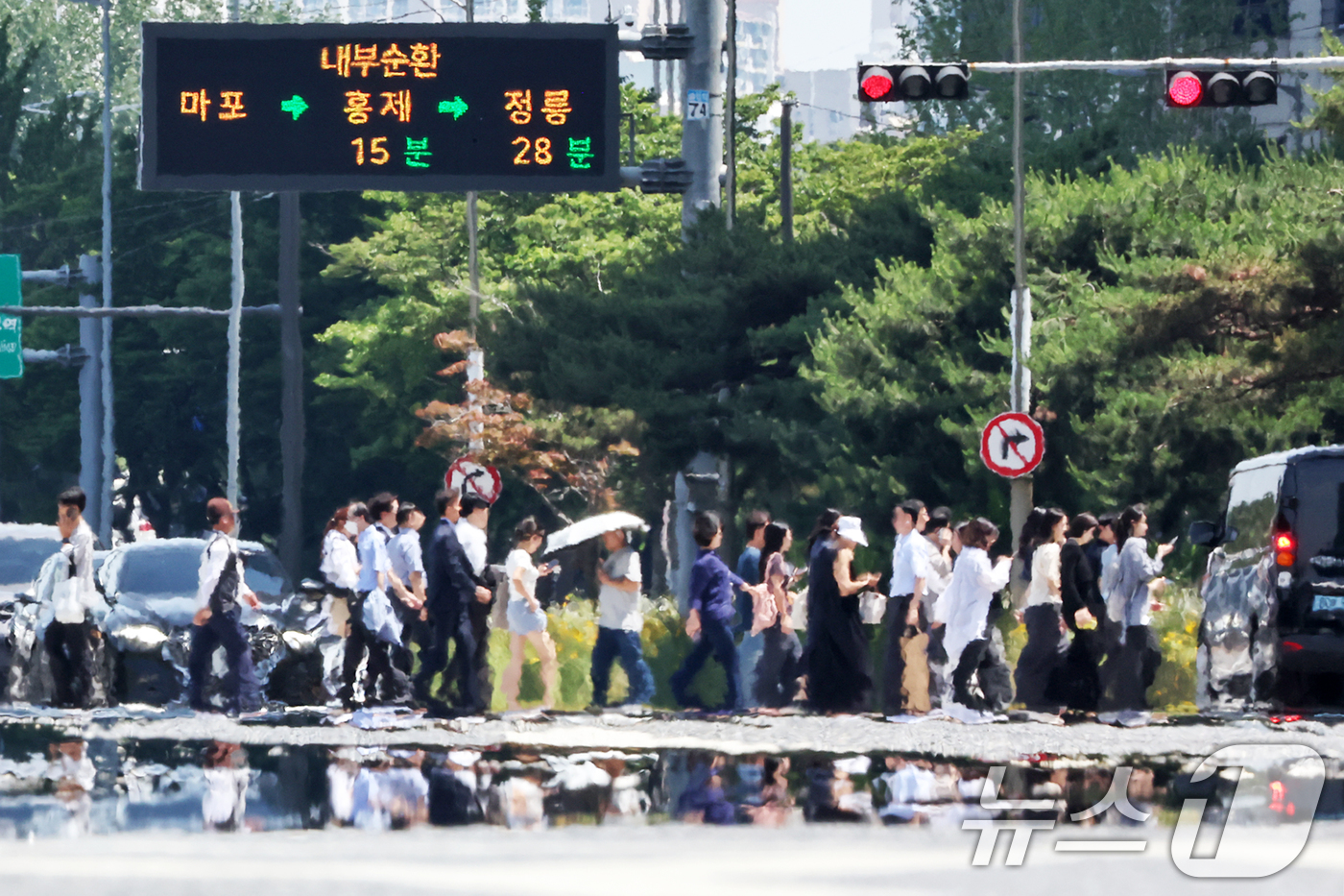 (서울=뉴스1) 민경석 기자 = 서울 지역 낮 최고기온이 31도까지 올라 초여름 더위가 찾아온 12일 서울 영등포구 여의도 여의대로 일대 뜨겁게 달궈진 아스팔트 위로 아지랑이가 피 …