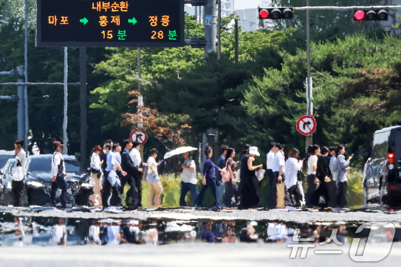 (서울=뉴스1) 민경석 기자 = 서울 지역 낮 최고기온이 31도까지 올라 초여름 더위가 찾아온 12일 서울 영등포구 여의도 여의대로 일대 뜨겁게 달궈진 아스팔트 위로 아지랑이가 피 …