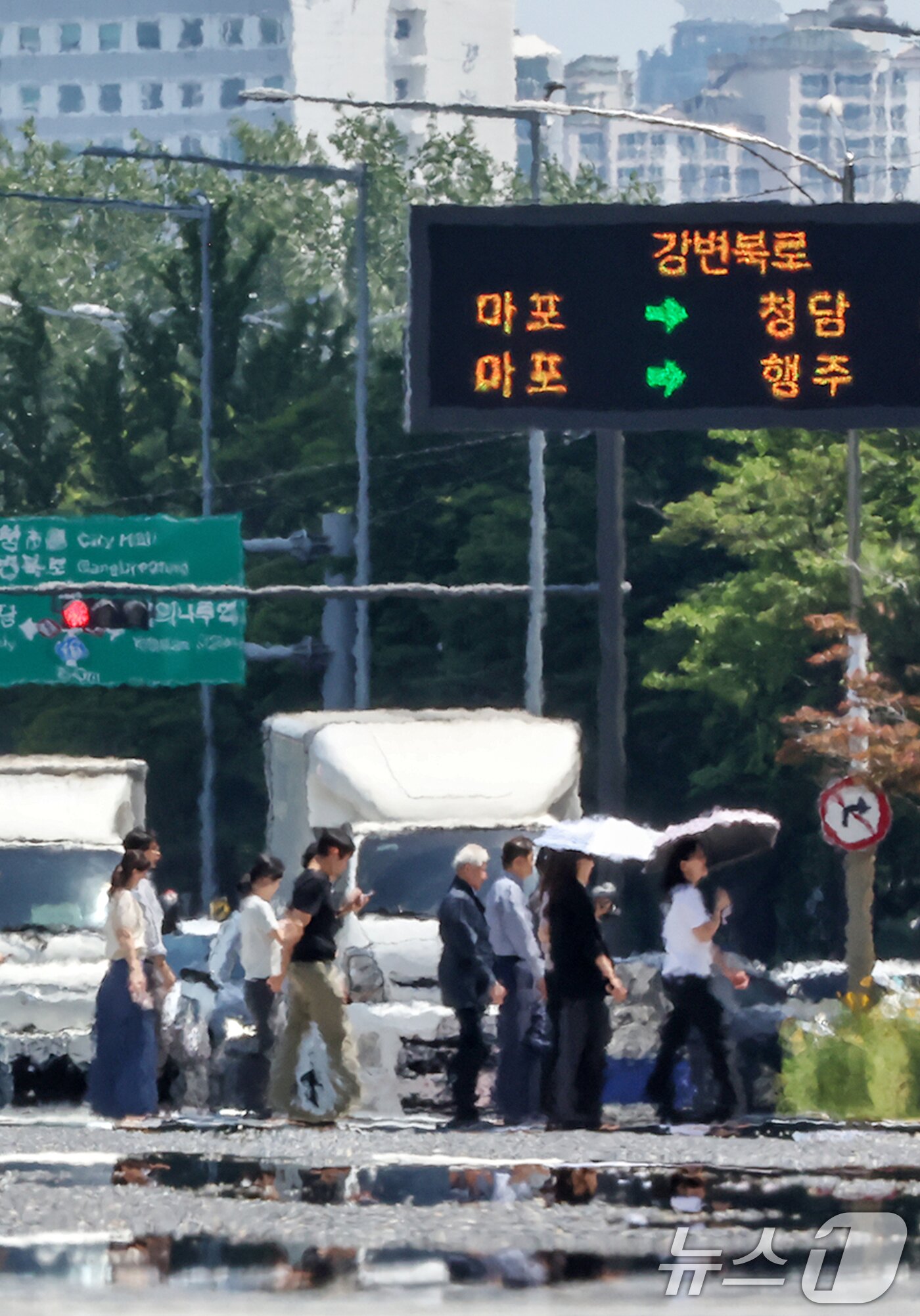 본문 이미지 - 서울 지역 낮 최고기온이 31도까지 올라 초여름 더위가 찾아온 12일 서울 영등포구 여의도 여의대로 일대 뜨겁게 달궈진 아스팔트 위로 아지랑이가 피어오르고 있다. 2025.6.12/뉴스1 ⓒ News1 민경석 기자