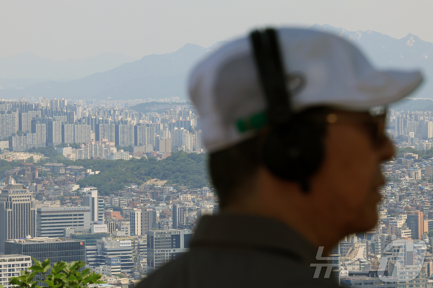 (서울=뉴스1) 박정호 기자 = 서울 아파트값이 19주 연속 상승세를 보인 12일 서울 남산을 찾은 시민이 도심 아파트단지 등을 바라보고 있다.한국부동산원이 발표한 2025년 6월 …