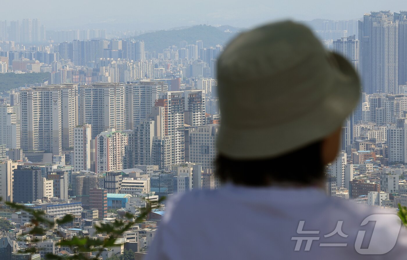 본문 이미지 - 서울 아파트값이 19주 연속 상승세를 보인 지난 12일 서울 남산을 찾은 시민이 도심 아파트단지 등을 바라보고 있다. ⓒ News1 박정호 기자