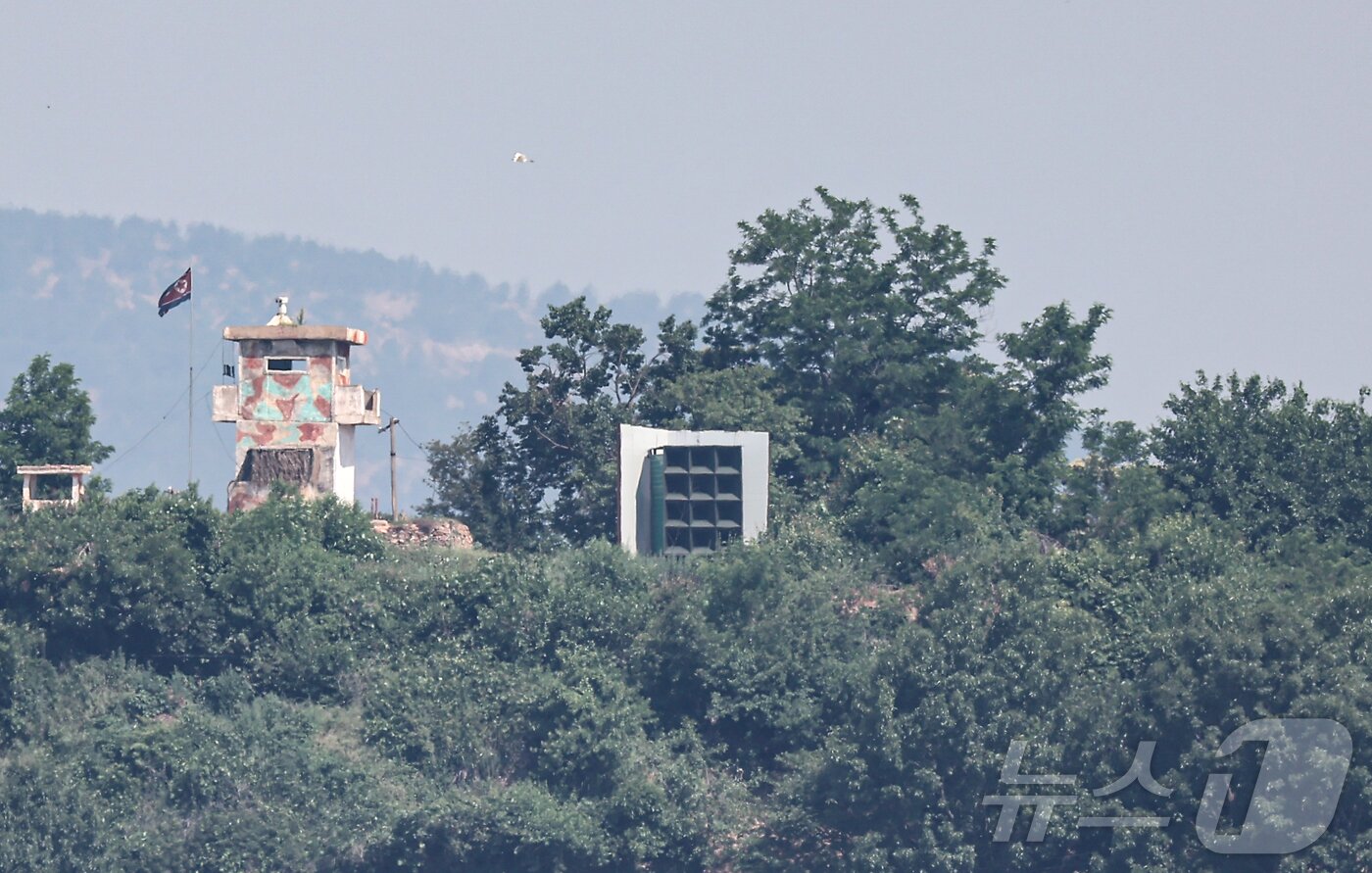 본문 이미지 - 경기 파주시 접경지역에서 바라 본 북측 초소와 대남 확성기. 2025.6.12/뉴스1 ⓒ News1 김도우 기자