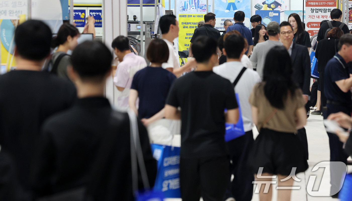 (서울=뉴스1) 이동해 기자 = 12일 서울 강남구 세택(SETEC)에서 열린 '제25회 제일창업박람회'에서 예비 창업자들이 부스를 둘러보고 있다. 2025.6.12/뉴스1