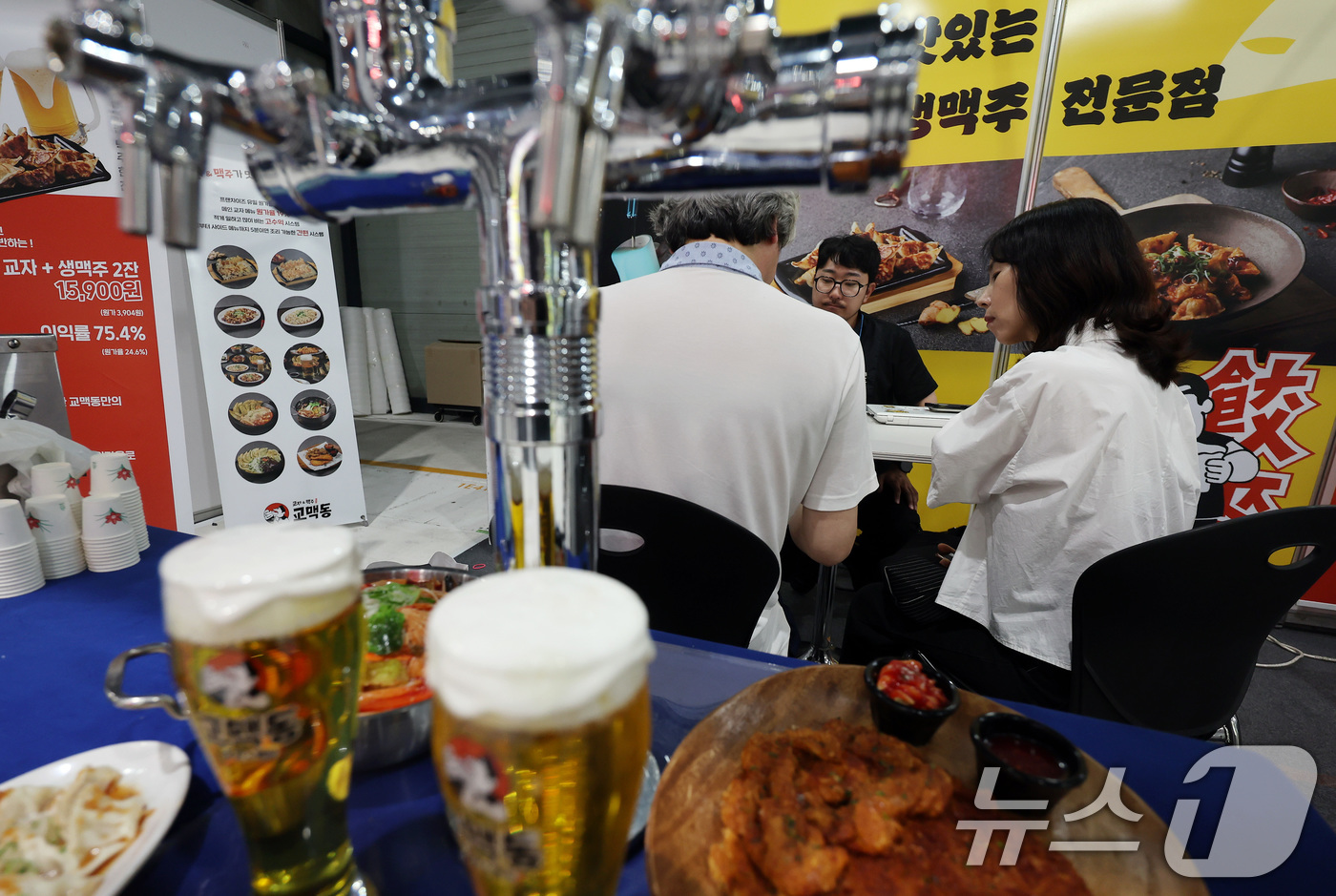 (서울=뉴스1) 이동해 기자 = 12일 서울 강남구 세택(SETEC)에서 열린 '제25회 제일창업박람회'에서 예비 창업자들이 상담을 받고 있다. 2025.6.12/뉴스1