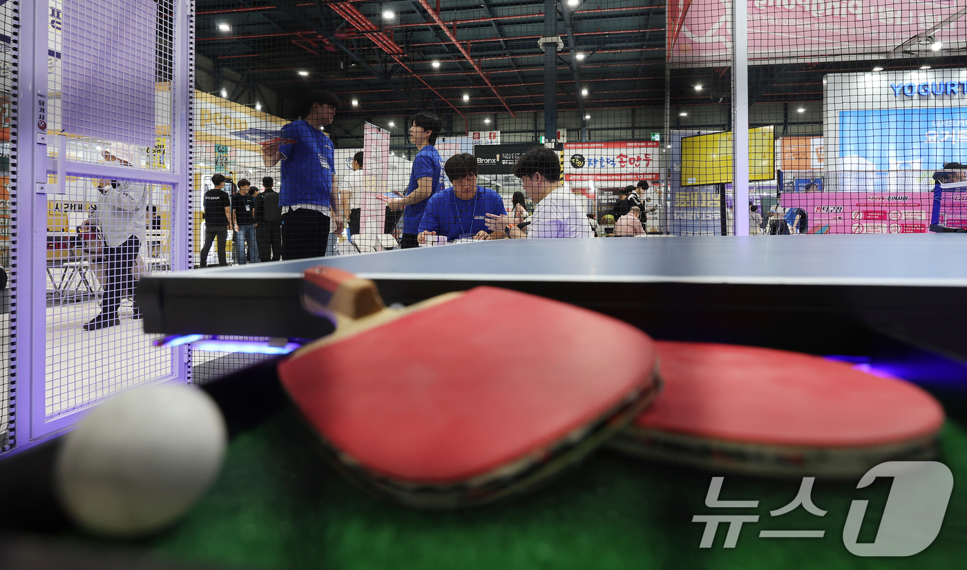 (서울=뉴스1) 이동해 기자 = 12일 서울 강남구 세택(SETEC)에서 열린 '제25회 제일창업박람회'에서 예비 창업자가 무인 탁구로봇 창업 상담을 받고 있다. 2025.6.12 …