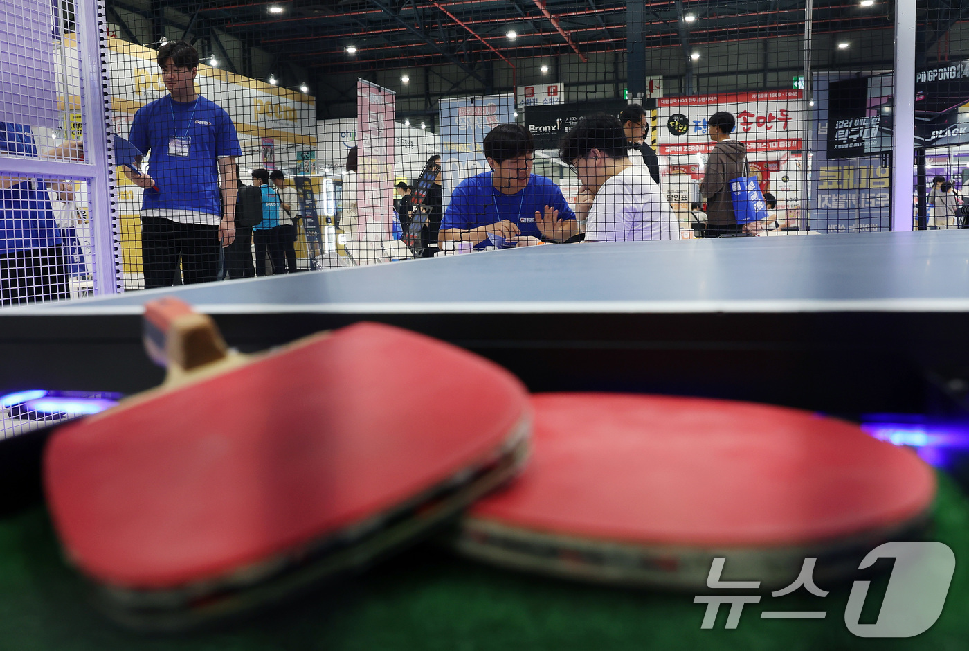 (서울=뉴스1) 이동해 기자 = 12일 서울 강남구 세택(SETEC)에서 열린 '제25회 제일창업박람회'에서 예비 창업자가 무인 탁구로봇 창업 상담을 받고 있다. 2025.6.12 …