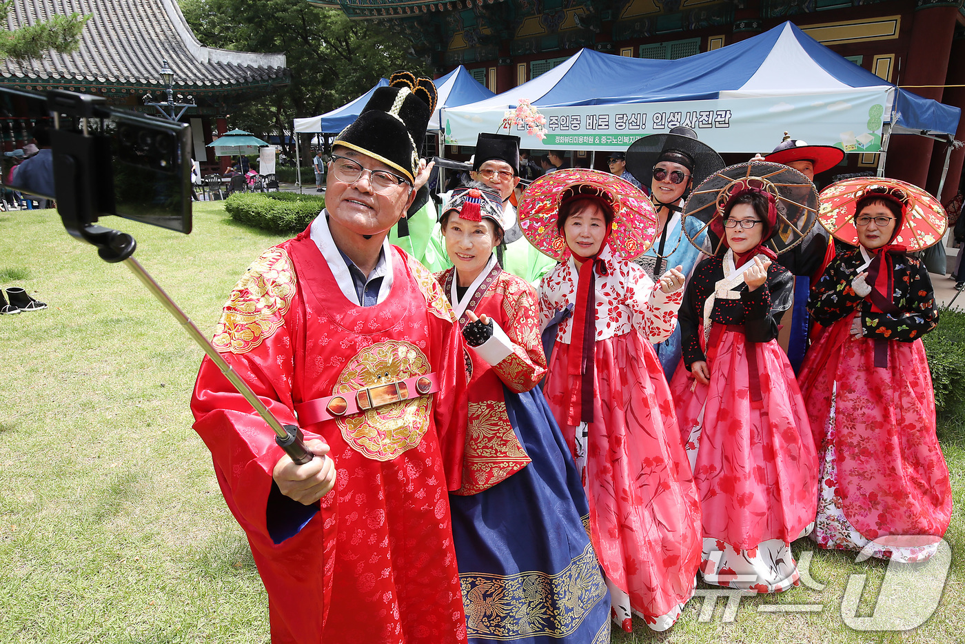 (대구=뉴스1) 공정식 기자 = 12일 대구 중구 경상감영공원에서 열린 '중구 어르신 한마당' 행사를 찾은 어르신들이 인생사진을 남기고 있다. 2025.6.12/뉴스1