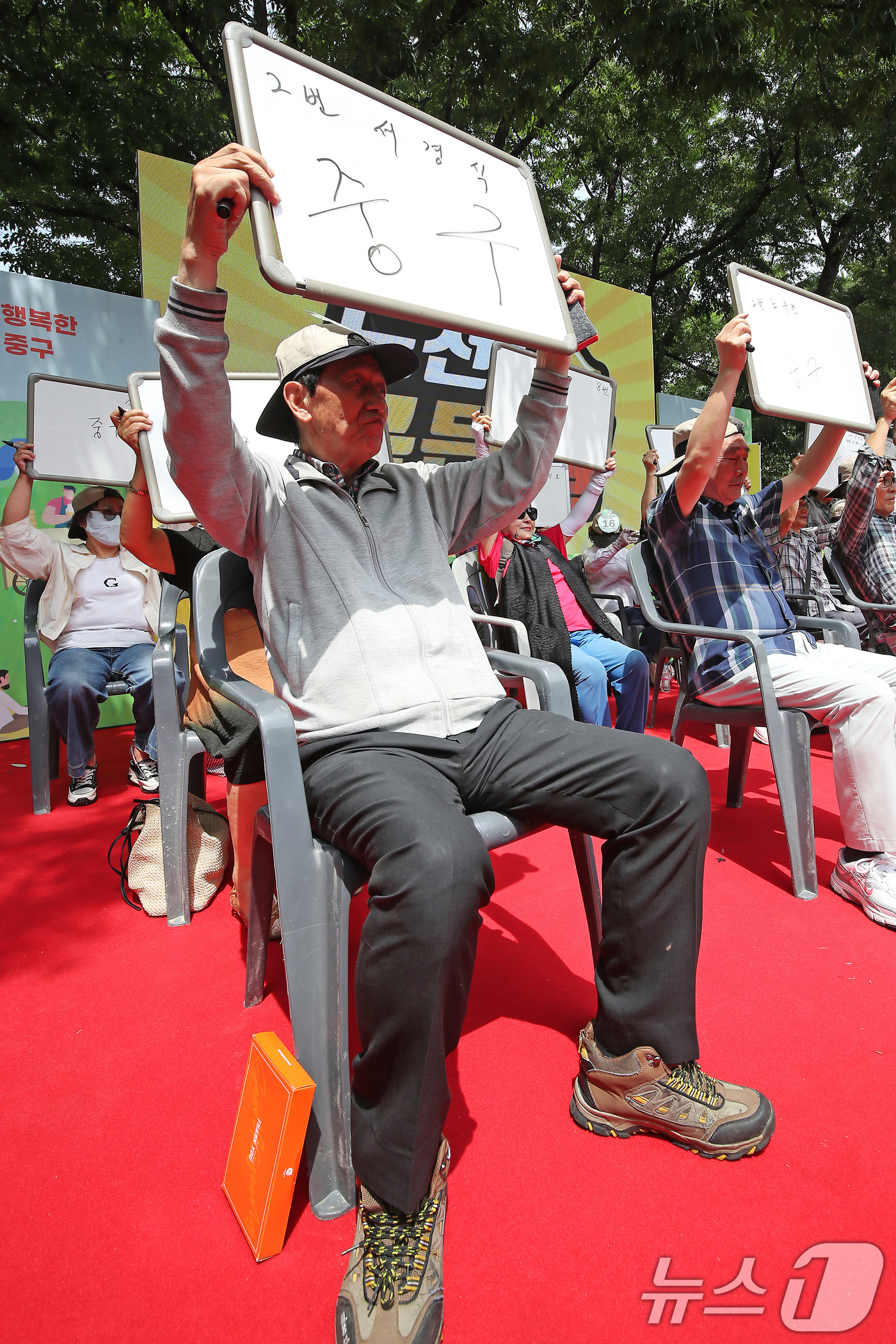 (대구=뉴스1) 공정식 기자 = 12일 대구 중구 경상감영공원에서 열린 '중구 어르신 한마당' 행사에서 도전 골든벨 퀴즈에 출전한 어르신들이 정답판을 들어 보이고 있다. 2025. …
