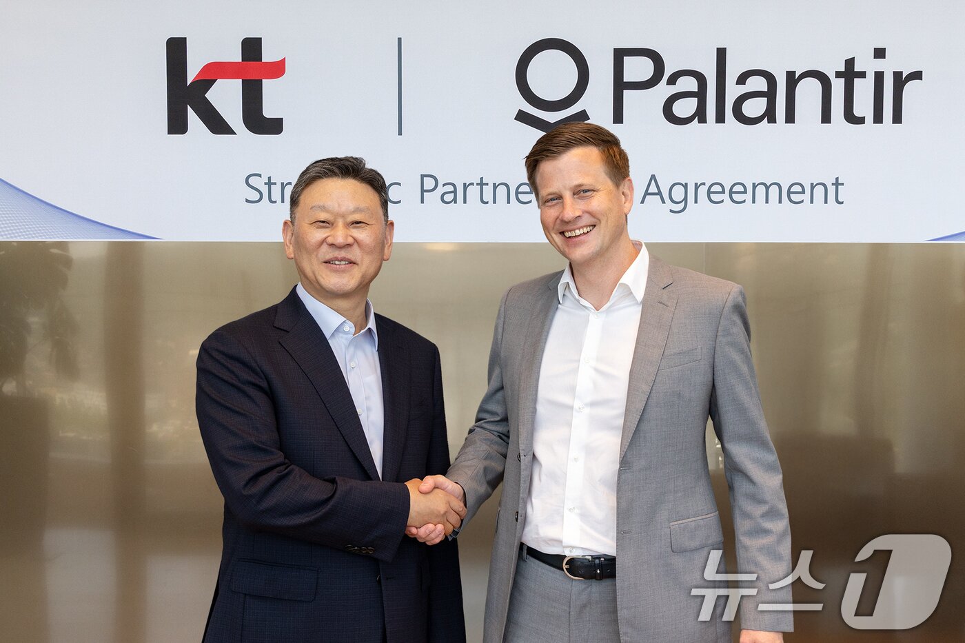 본문 이미지 - KT가 팔란티어와 산업계 AX 촉진을 목표로 기술과 마케팅 역량을 공유한다고 12일 밝혔다. KT Enterprise부문장 안창용 부사장&#40;왼쪽&#41;과 팔란티어 라이언 테일러 CRO가 12일 KT 광화문 빌딩 East에서 국내 산업계 AX 촉진을 위한 방안을 논의 후 기념 사진을 촬영하고 있다. &#40;KT 제공. 재판매 및 DB 금지&#41; 2025.6.12/뉴스1