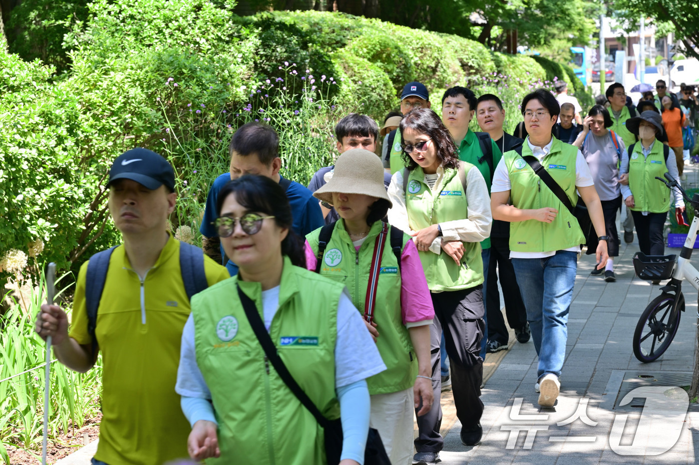 (서울=뉴스1) = 농협유통 임직원들이 12일 새빛맹인선교회 시각장애인들의 산책 도우미 활동을 위해 보라매공원을 찾았다.사진은 산책 도우미 활동 모습. (농협유통 제공. 재판매 및 …