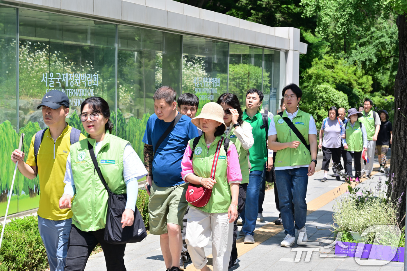 (서울=뉴스1) = 농협유통 임직원들이 12일 새빛맹인선교회 시각장애인들의 산책 도우미 활동을 위해 보라매공원을 찾았다.사진은 산책 도우미 활동 모습. (농협유통 제공. 재판매 및 …