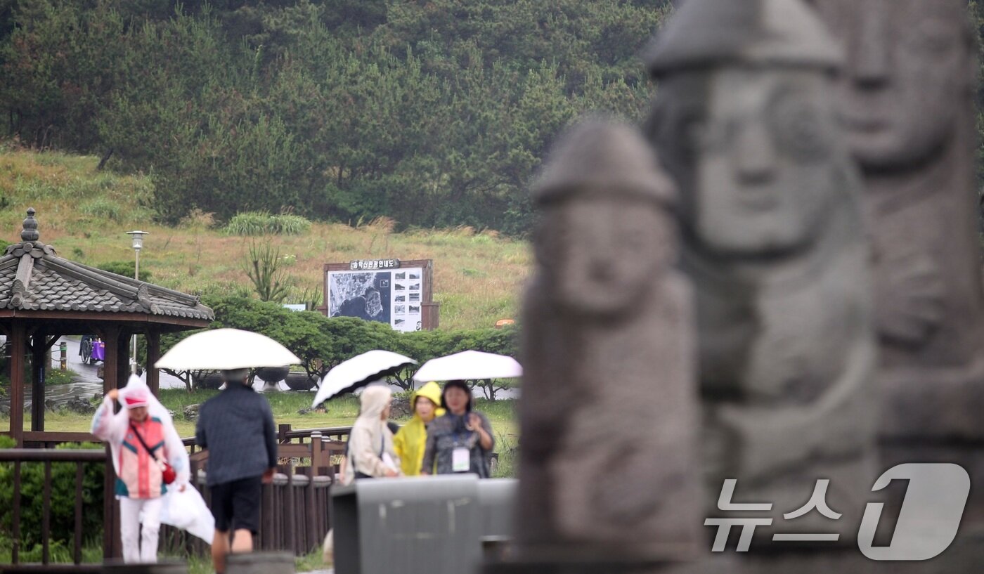 본문 이미지 - 12일 오후 제주 서귀포시 안덕면 송악산 인근에 올해 첫 장맛비가 내리고 있다. 2025.6.12/뉴스1 ⓒ News1 고동명 기자