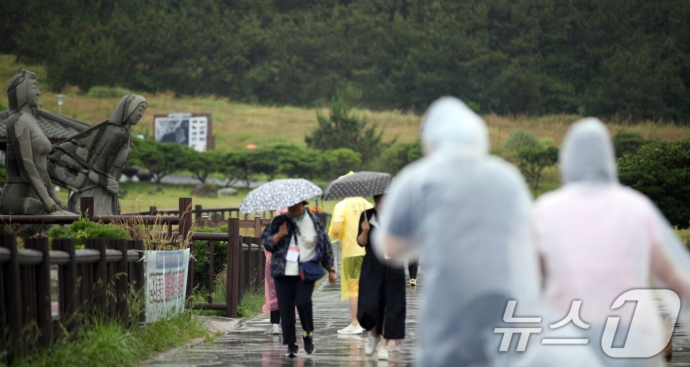 본문 이미지 - 12일 오후 제주 서귀포시 안덕면 송악산 인근에 올해 첫 장맛비가 내리고 있다. 2025.6.12/뉴스1 ⓒ News1 고동명 기자