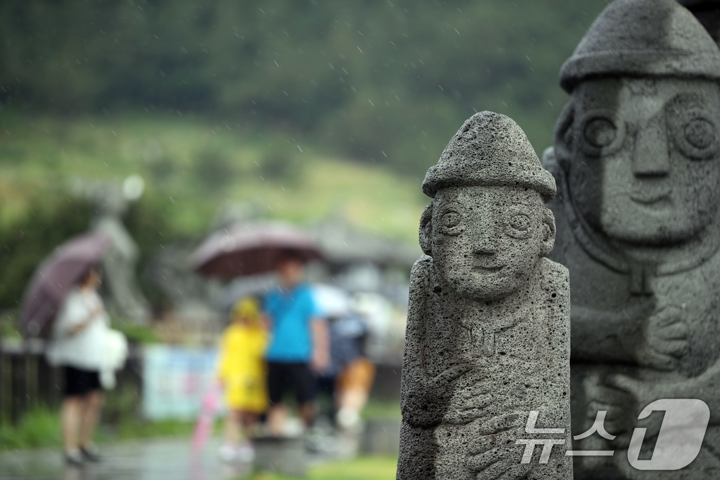 (제주=뉴스1) 고동명 기자 = 12일 오후 제주 서귀포시 안덕면 송악산 인근에 올해 첫 장맛비가 내리고 있다. 2025.6.12/뉴스1