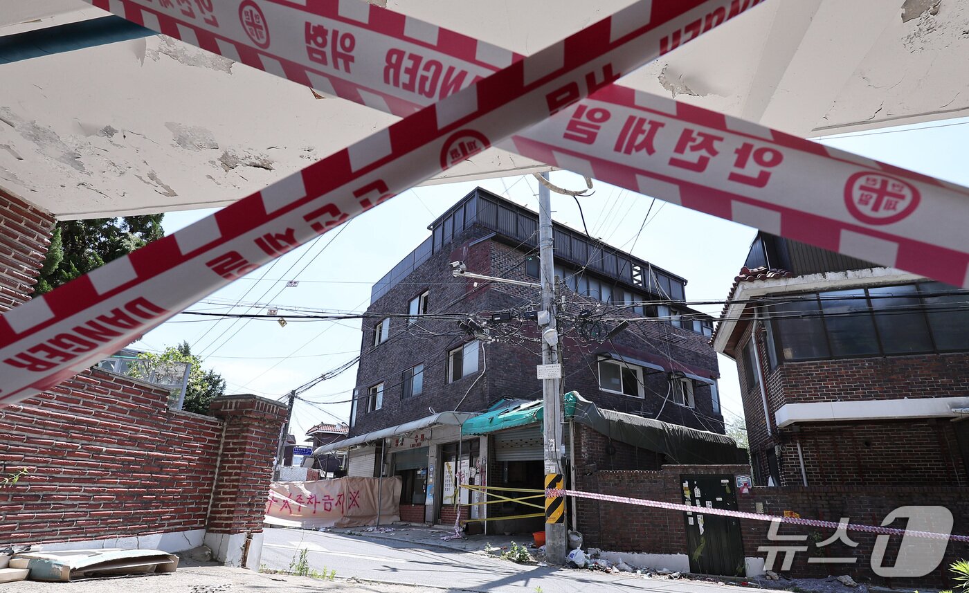 본문 이미지 - 12일 출입통제된 서울 용산구 한남3구역 재개발 현장의 모습.  