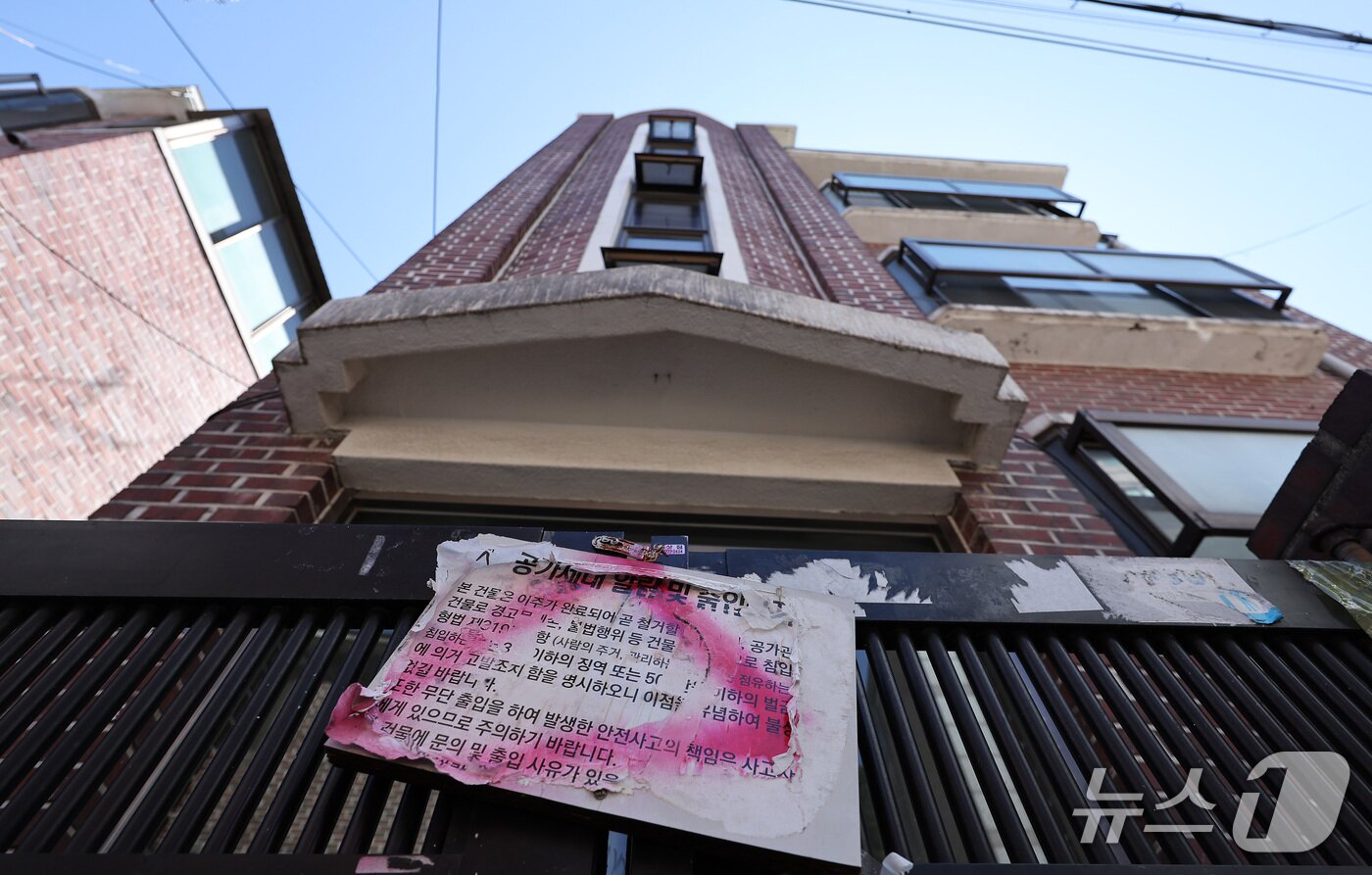 본문 이미지 -  4일 오후 서울 용산구 한남3구역 재개발 현장에서 공가세대 알림 및 출입금지 안내문이 붙여져 있다.
