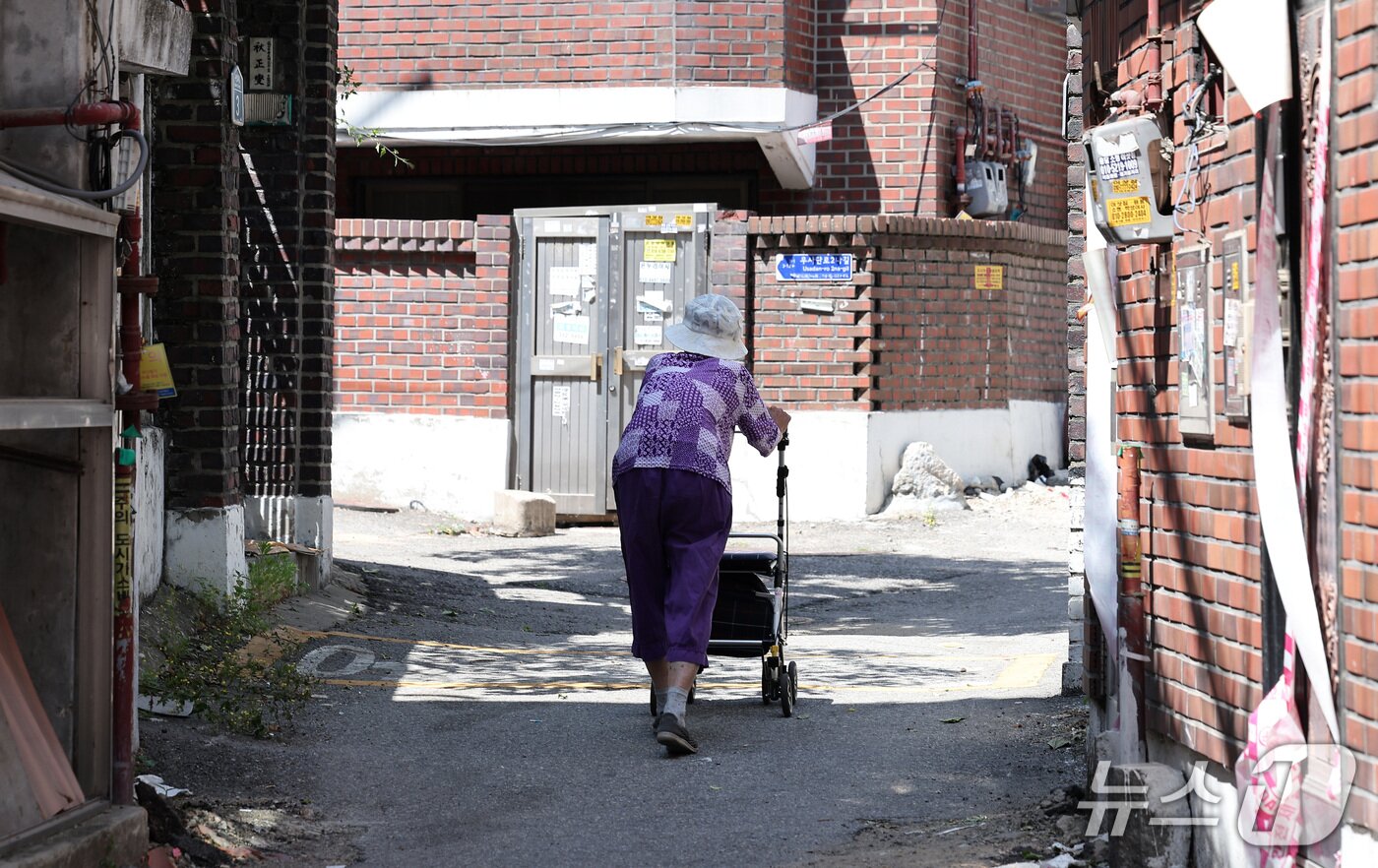 본문 이미지 - 11일 한 어르신이 서울 용산구 한남3구역 재개발 현장에서 발걸음을 옮기고 있다. 