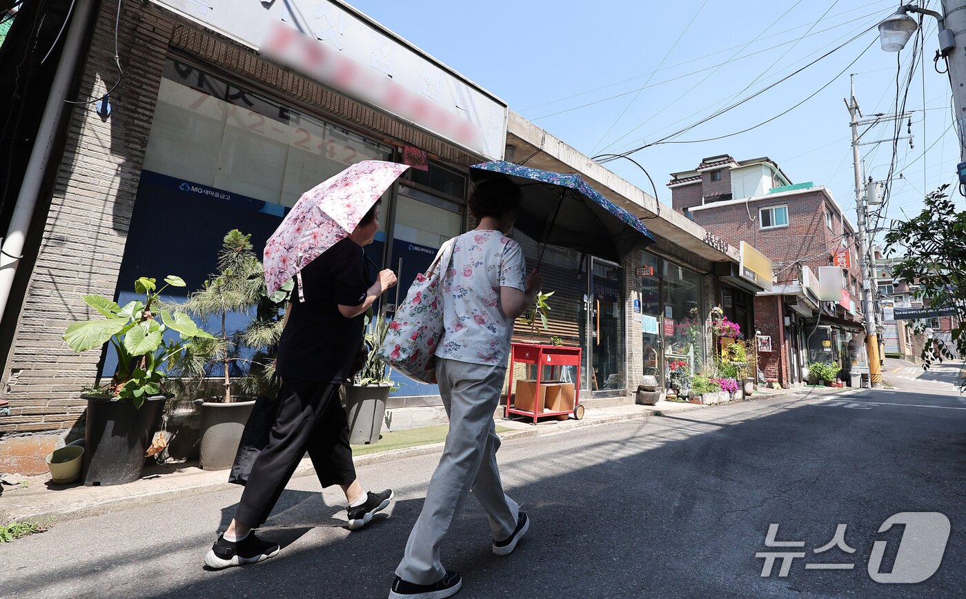 본문 이미지 - 11일 서울 용산구 한남5구역에서 어르신들이 발걸음을 옮기고 있다. 