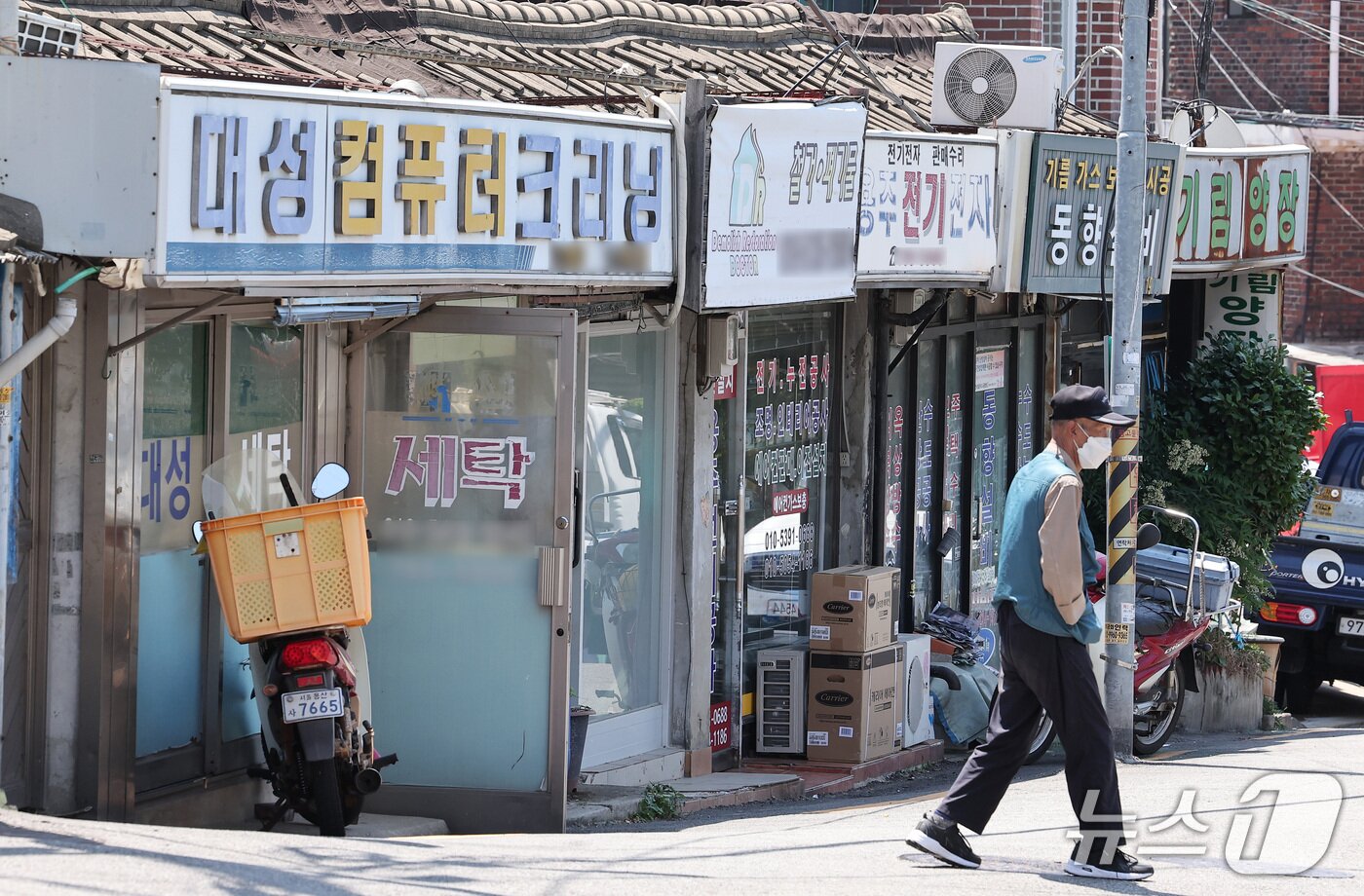 본문 이미지 - 11일 서울 용산구 한남5구역에서 한 어르신이 발걸음을 옮기고 있다. 