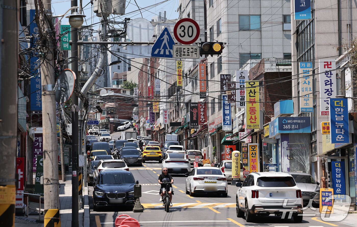 본문 이미지 - 11일 서울 용산구 한남4구역에서 시민들과 차량들이 통행하고 있다. 
