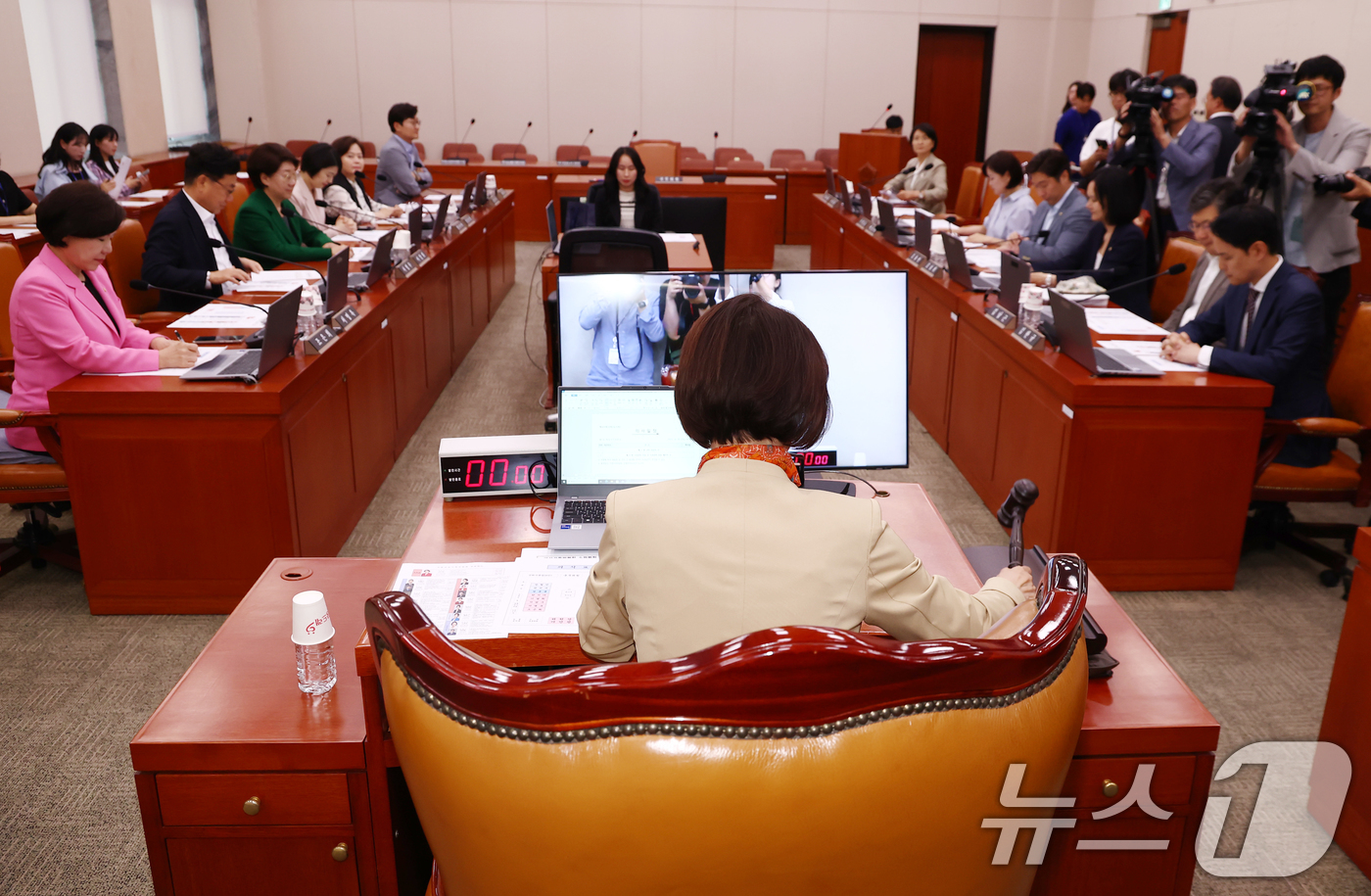 (서울=뉴스1) 김민지 기자 = 이인선 여성가족위원장이 12일 오후 서울 여의도 국회에서 열린 여가위 전체회의에서 간사 선임의 건 등을 상정하며 의사봉을 두드리고 있다. 2025. …