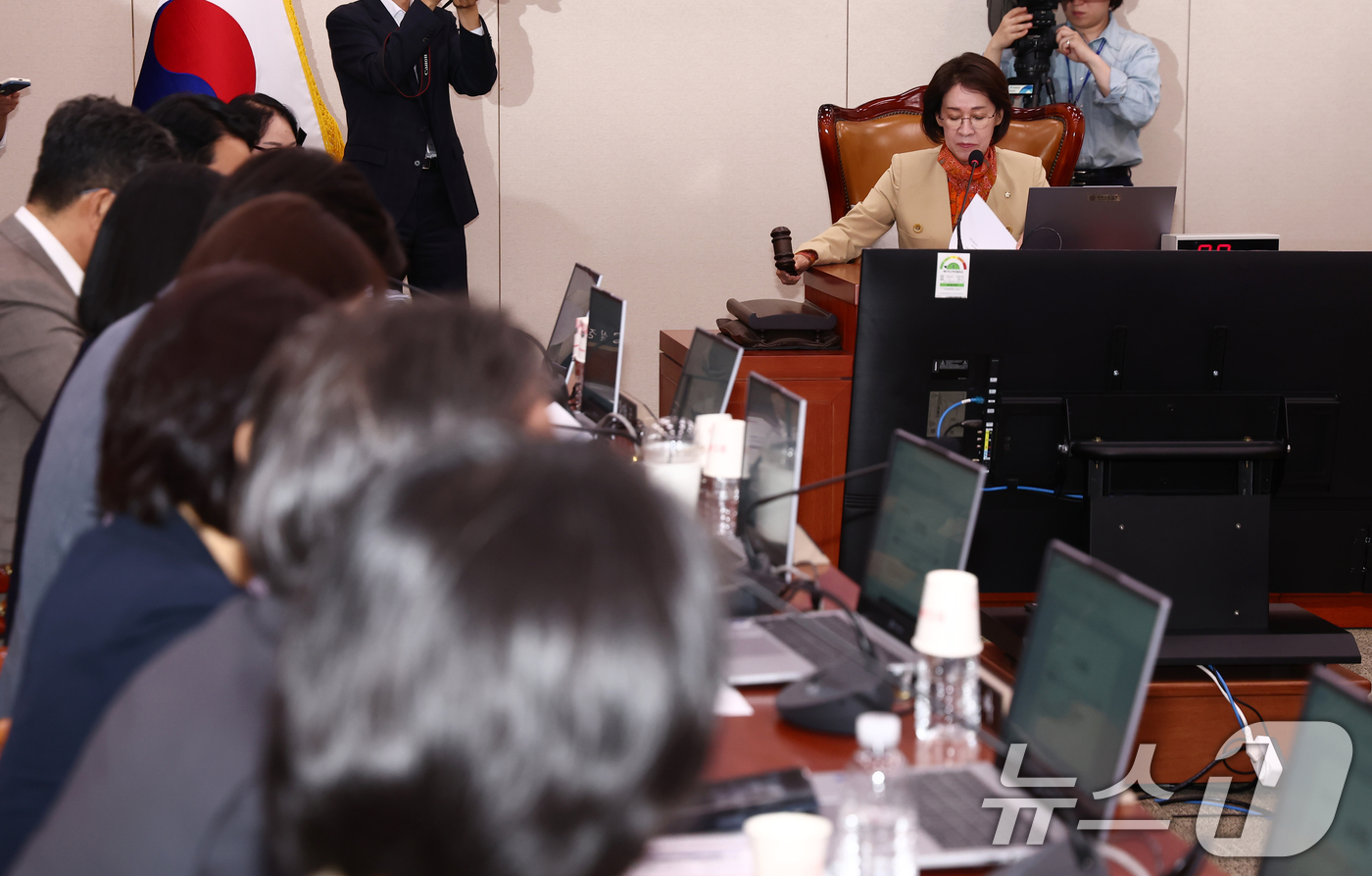 (서울=뉴스1) 김민지 기자 = 이인선 여성가족위원장이 12일 오후 서울 여의도 국회에서 열린 여가위 전체회의에서 간사 선임의 건 등을 상정하며 의사봉을 두드리고 있다. 2025. …
