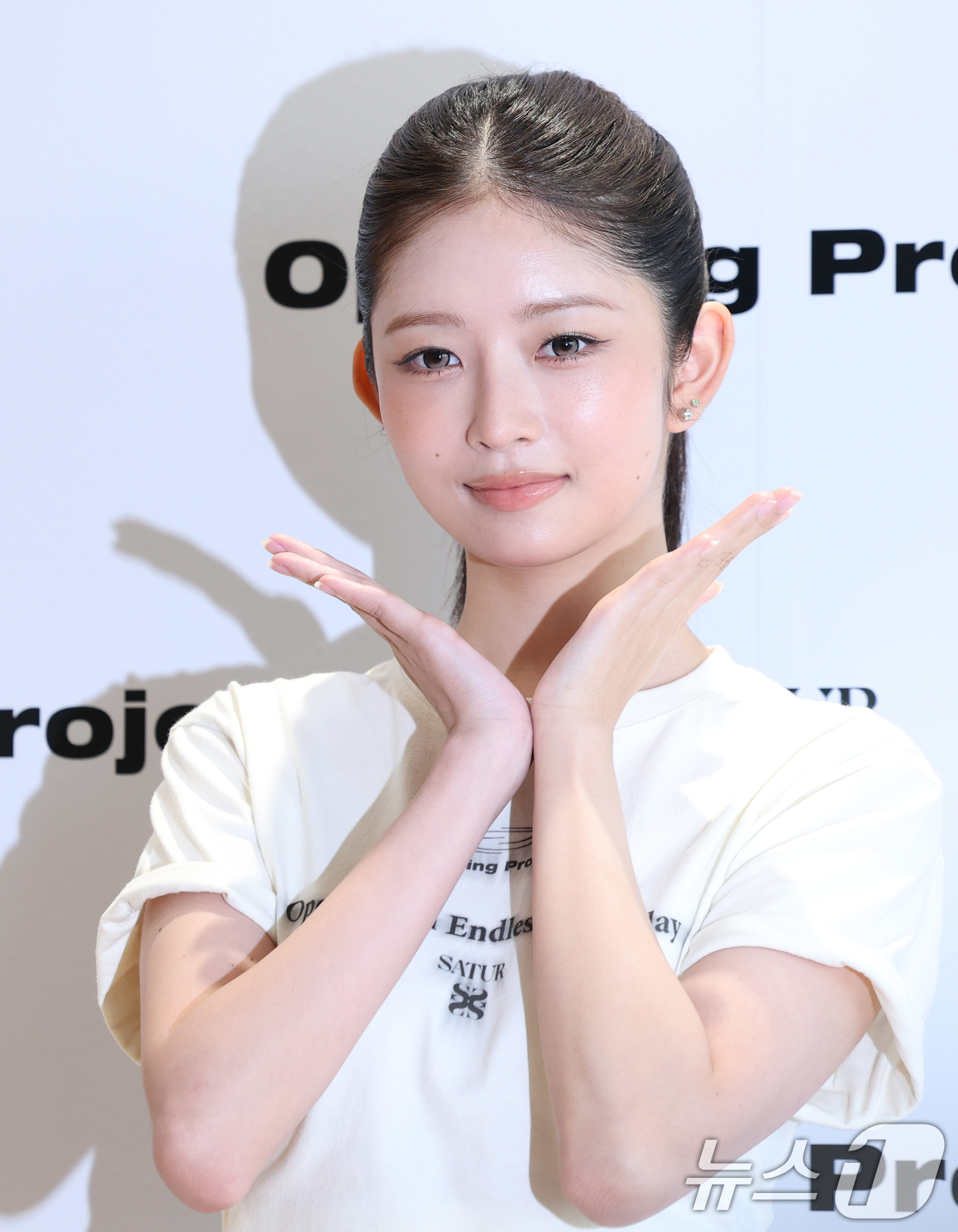 (서울=뉴스1) 권현진 기자 = 그룹 아이브(IVE)의 레이가 12일 서울 성동구 오프닝프로젝트X세터 팝업스토어에서 진행된 오픈 행사에서 포즈를 취하고 있다. 2025.6.12/뉴 …