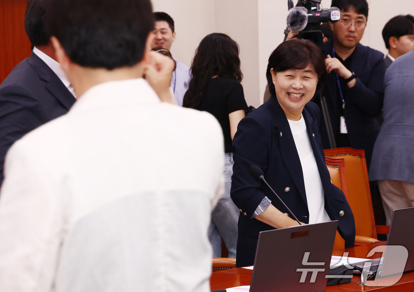 (서울=뉴스1) 김민지 기자 = 더불어민주당 원내대표 출마를 선언한 서영교 의원이 12일 오후 서울 여의도 국회에서 열린 여가위 전체회의에서 국민의힘 의원들의 응원을 받고 있다. …