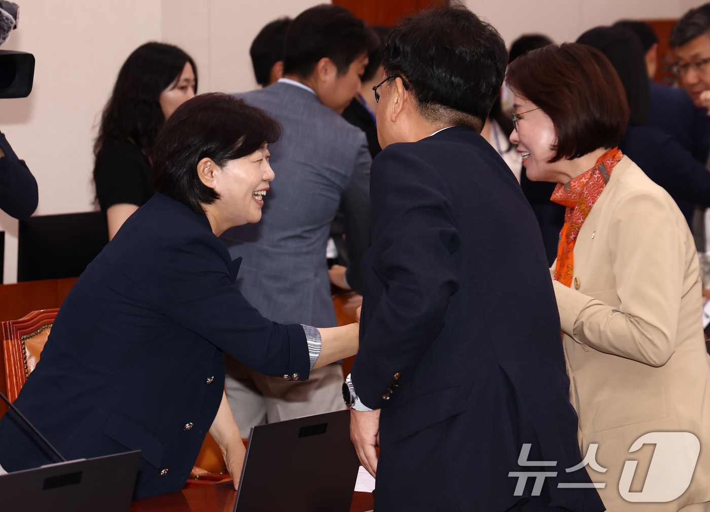 (서울=뉴스1) 김민지 기자 = 더불어민주당 원내대표 출마를 선언한 서영교 의원이 12일 오후 서울 여의도 국회에서 열린 여가위 전체회의에서 이인선 위원장, 서범수 의원 등과 대화 …
