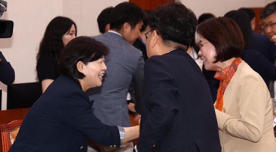 야당 의원들 응원 받는 서영교 의원