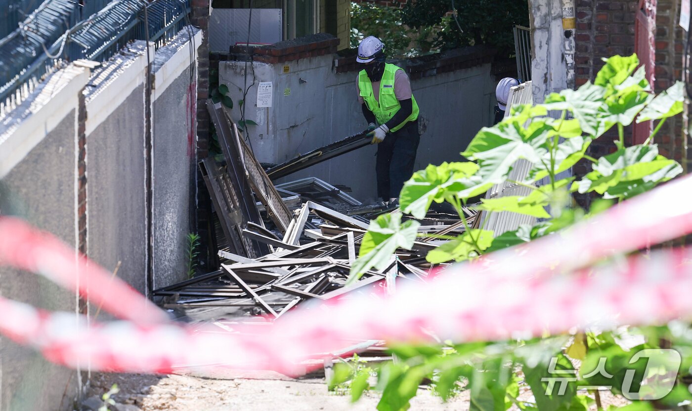 본문 이미지 - 4일 오후 서울 용산구 한남3구역 재개발 현장에서 관계자들이 철거 작업을 하고 있다. 