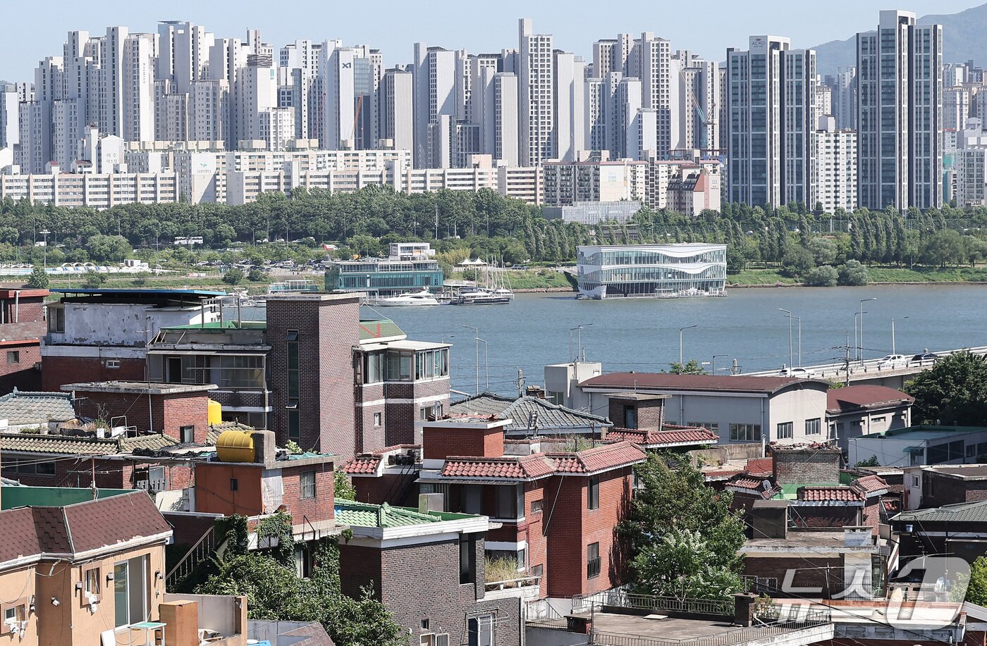 본문 이미지 - 4일 오후 재개발 사업 중인 서울 용산구 한남5구역 뒤로 반포지구 아파트가 보이고 있다. 
