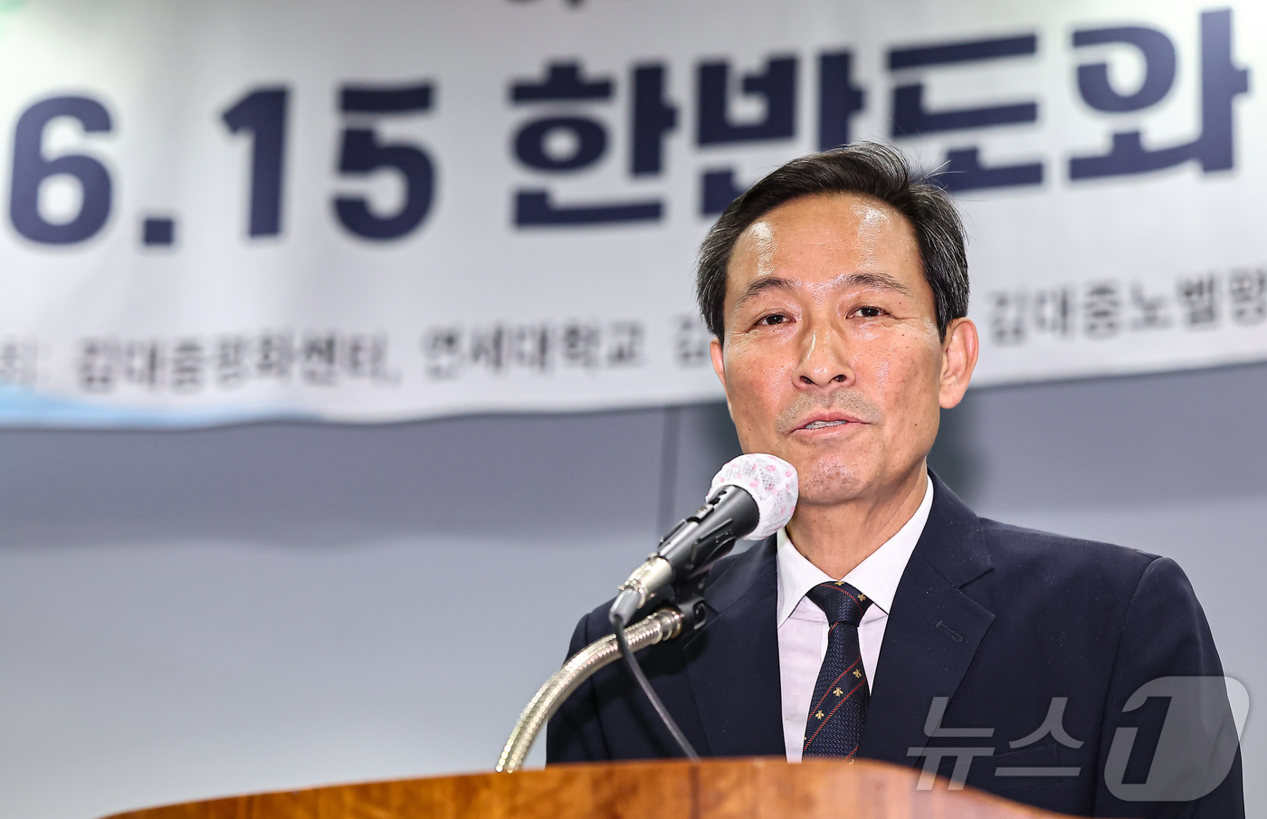 (서울=뉴스1) 김도우 기자 = 우상호 대통령실 정무수석이 12일 서울 마포구 연세대 김대중도서관에서 열린 '6·15 남북정상회담 25주년 기념식'에서 이재명 대통령의 축사를 대독 …