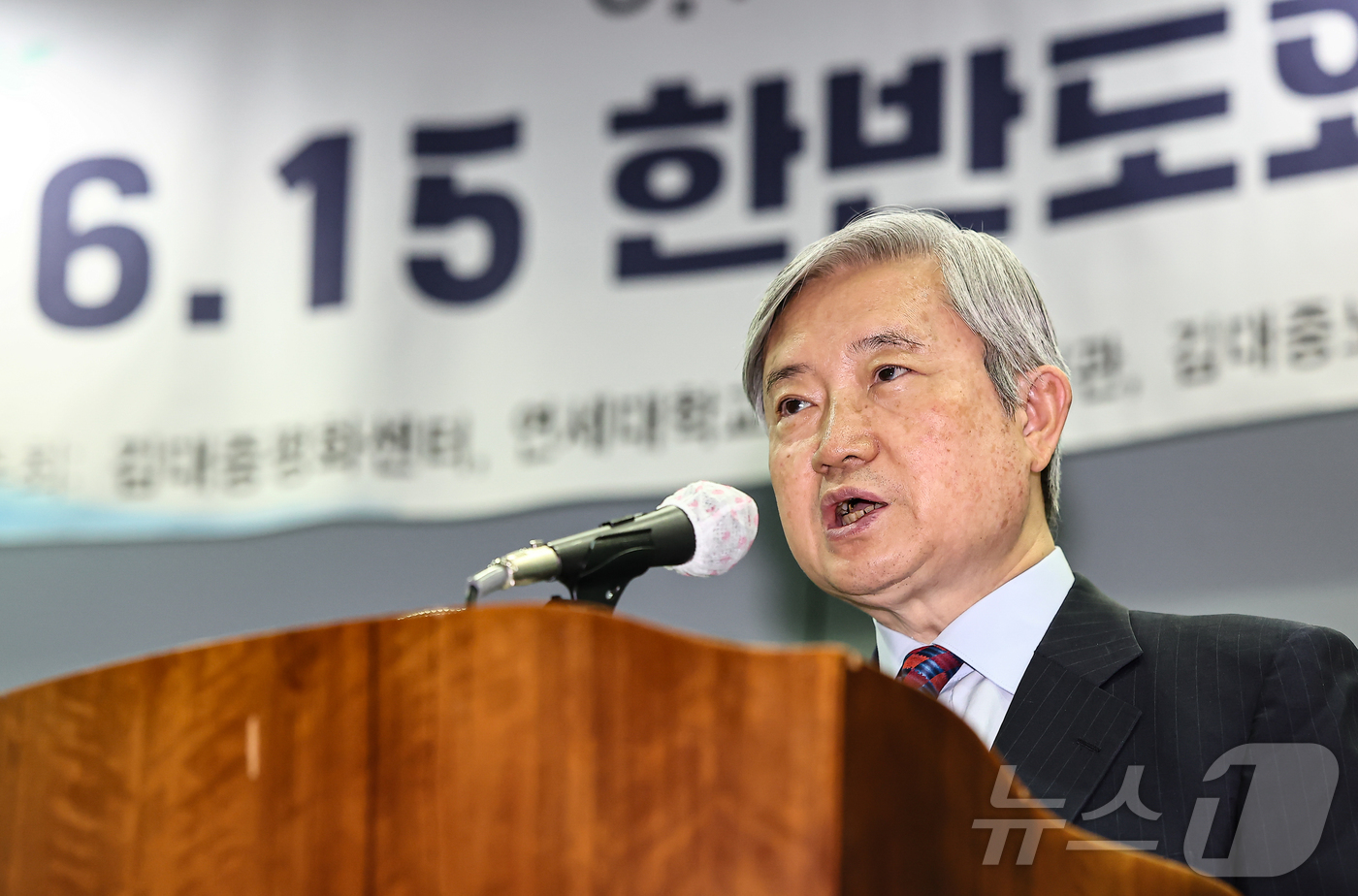 (서울=뉴스1) 김도우 기자 = 김성재 김대중노벨평화상기념관 이사장이 12일 서울 마포구 연세대 김대중도서관에서 열린 '6·15 남북정상회담 25주년 기념식'에서 기념사를 하고 있 …