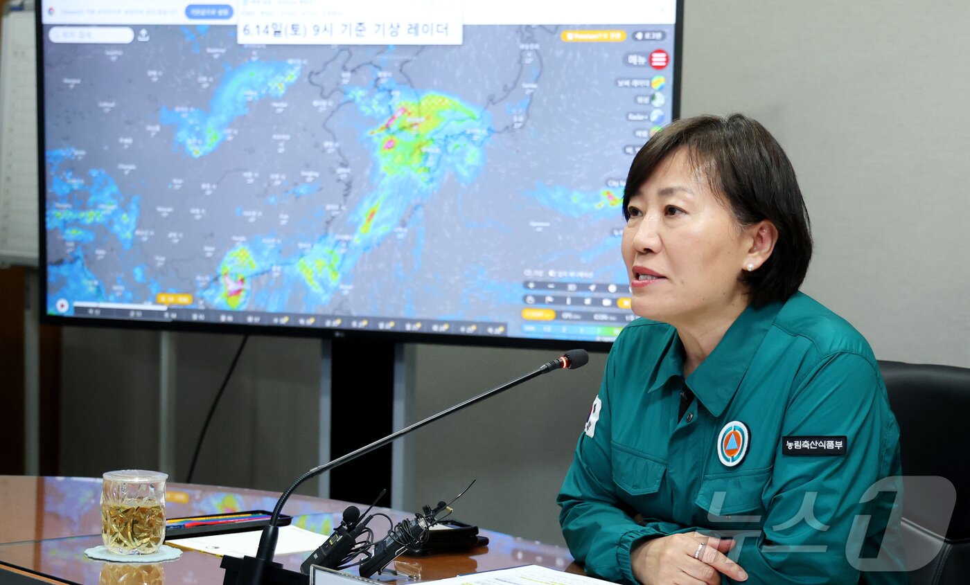 본문 이미지 - 송미령 농림축산식품부 장관이 12일 오후 세종시 정부세종청사 농업재해대책상황실에서 유관기관 및 17개 시·도와 장마 대비 농업분야 취약시설 사전 점검 및 피해 최소화를 위한 예방대책 점검회의를 주재하고 있다. 2025.6.12/뉴스1 ⓒ News1 김기남 기자