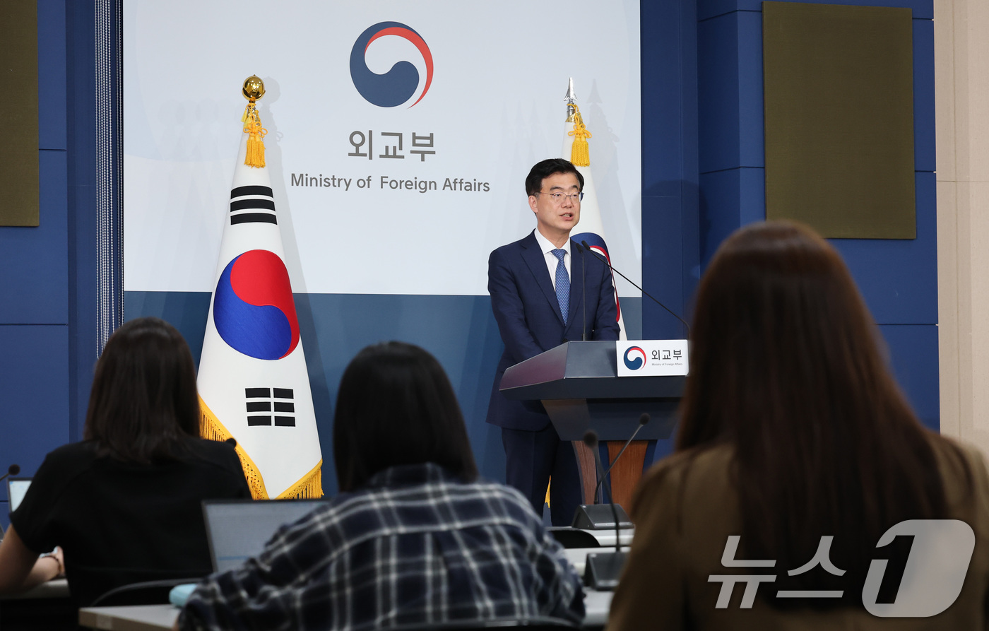 (서울=뉴스1) 임세영 기자 = 이재웅 외교부 대변인이 12일 서울 종로구 외교부 청사에서 정례브리핑을 하고 있다. 2025.6.12/뉴스1
