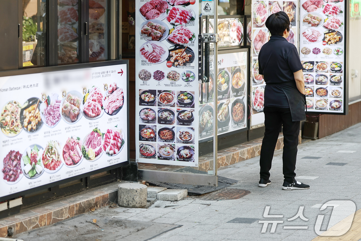 (서울=뉴스1) 민경석 기자 = 내수 경기 침체 장기화로 인해 숙박·음식점업 대출 잔액이 처음으로 90조 원을 넘어서면서 소상공인 위기가 깊어지고 있다.12일 한국은행에 따르면 올 …