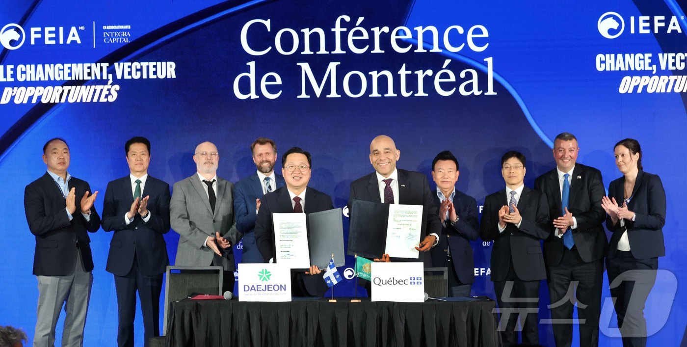 (대전=뉴스1) 이동원 기자 = 이장우 대전시장(앞줄 왼쪽) 이 11일(현지시간) 캐나다 몬트리올에서 크리스토퍼 스키트 퀘백주 경제장관과 연구혁신 분야 협력에 관한 양해각서(MOU …