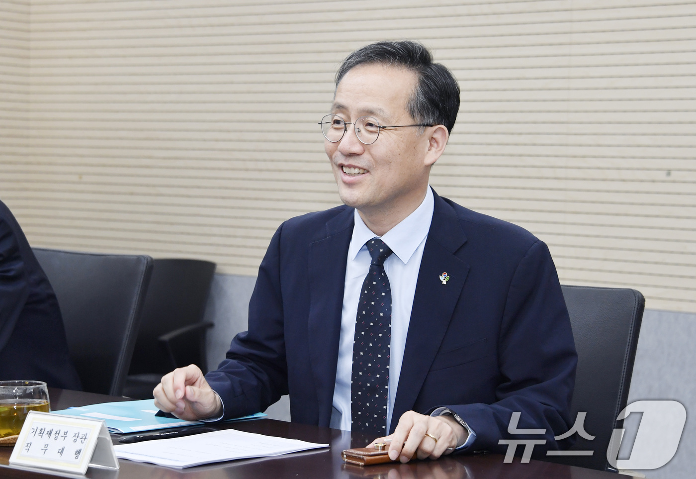 (서울=뉴스1) = 이형일 기획재정부 장관 직무대행 1차관이 12일 정부세종청사 중앙동에서 열린 '제17차 부동산 시장 및 공급상황 점검 전담반 회의'를 주재하고 있다. (기획재정 …