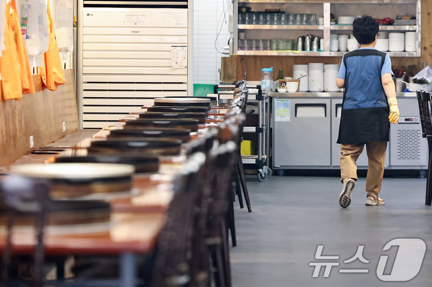 본문 이미지 - 서울 중구 명동의 한 식당이 낮 시간대 한산한 모습을 보이고 있다. 2025.6.12/뉴스1 ⓒ News1 민경석 기자