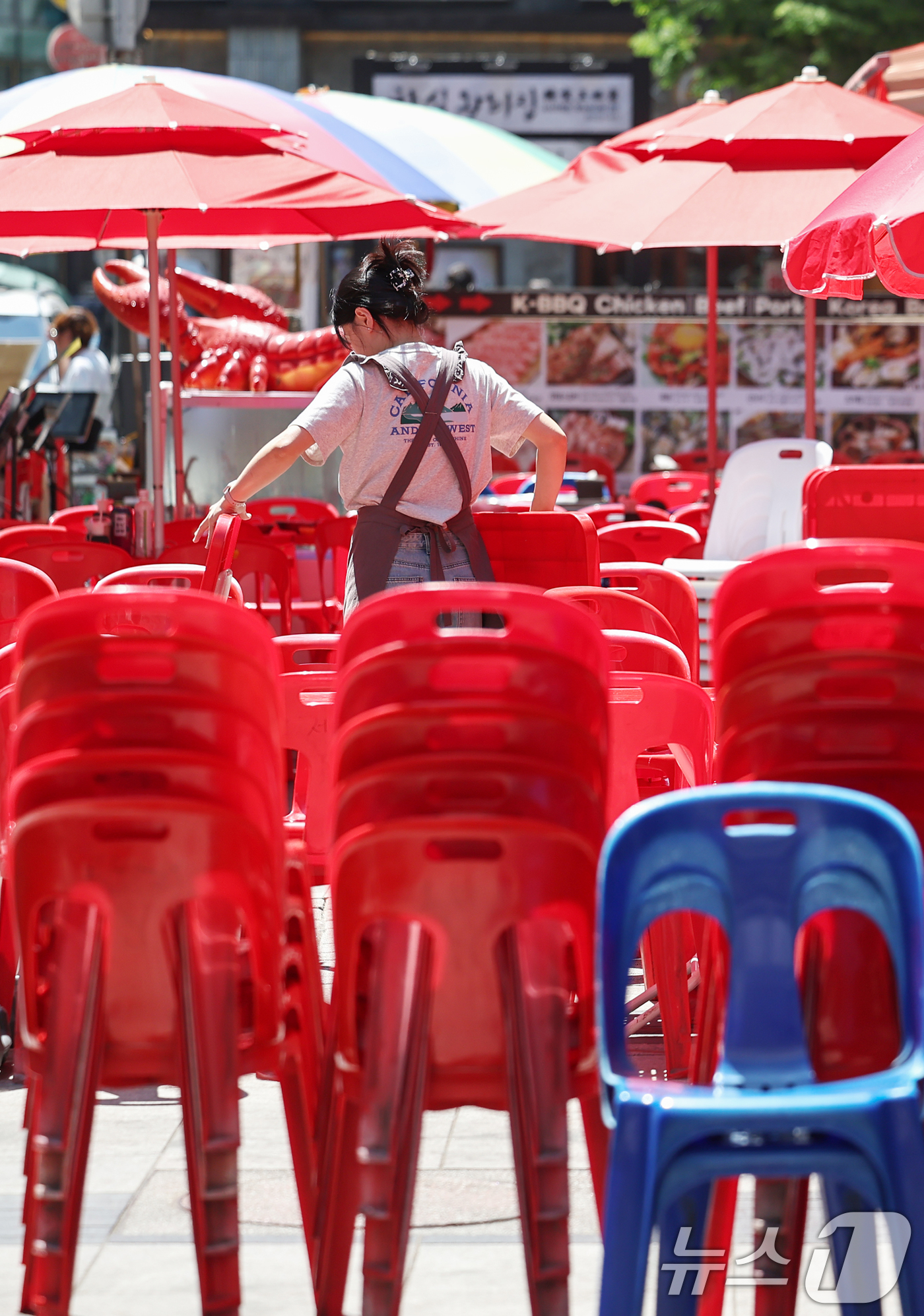 (서울=뉴스1) 민경석 기자 = 내수 경기 침체 장기화로 인해 숙박·음식점업 대출 잔액이 처음으로 90조 원을 넘어서면서 소상공인 위기가 깊어지고 있다.12일 한국은행에 따르면 올 …
