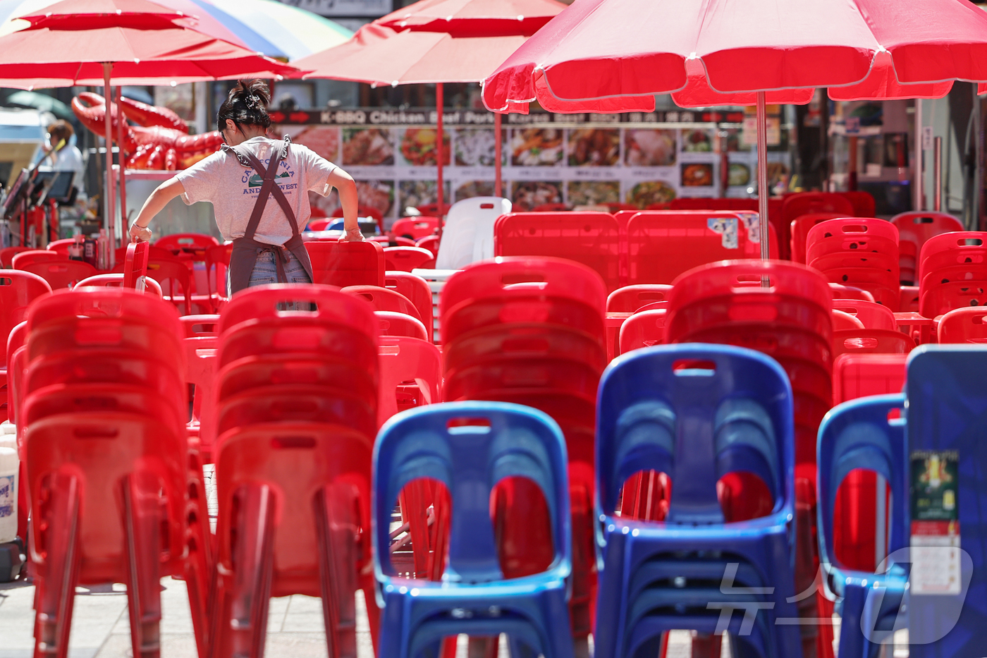 (서울=뉴스1) 민경석 기자 = 내수 경기 침체 장기화로 인해 숙박·음식점업 대출 잔액이 처음으로 90조 원을 넘어서면서 소상공인 위기가 깊어지고 있다.12일 한국은행에 따르면 올 …