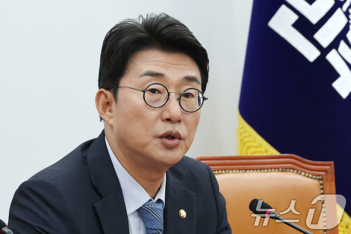 (서울=뉴스1) 이광호 기자 = 노종면 더불어민주당 원내대변인이 12일 오후 서울 여의도 국회에서 가진 특검 관련 브리핑에서 내란특검법 특별검사 후보자에 조은석 전 감사위원, 김건 …