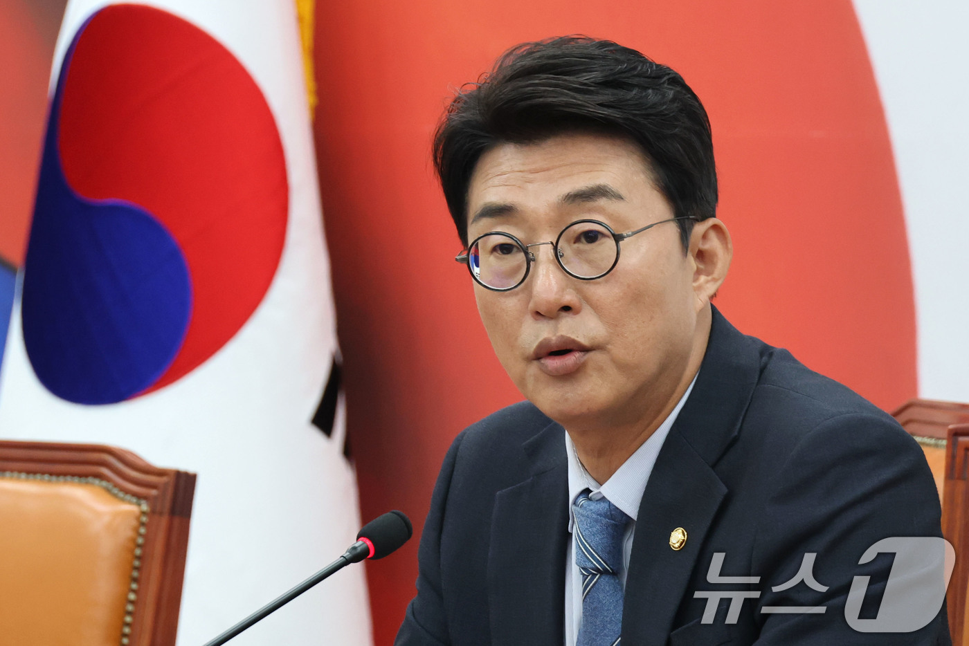 (서울=뉴스1) 이광호 기자 = 노종면 더불어민주당 원내대변인이 12일 오후 서울 여의도 국회에서 가진 특검 관련 브리핑에서 내란특검법 특별검사 후보자에 조은석 전 감사위원, 김건 …