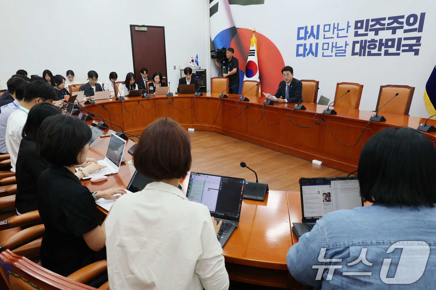 (서울=뉴스1) 이광호 기자 = 노종면 더불어민주당 원내대변인이 12일 오후 서울 여의도 국회에서 가진 특검 관련 브리핑에서 내란특검법 특별검사 후보자에 조은석 전 감사위원, 김건 …