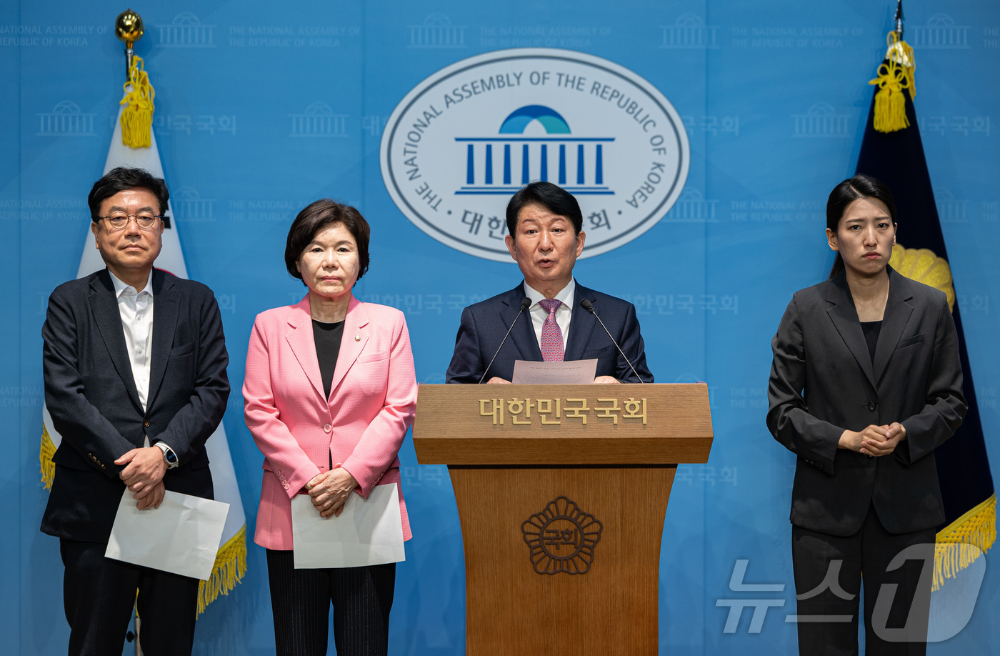 (서울=뉴스1) 이재명 기자 = 권영진 국민의힘 의원이 12일 오후 서울 여의도 소통관에서 기자회견을 열고 당의 혁신을 바라는 재선의원 모임의 두 번째 입장을 말하고 있다.이들은 …