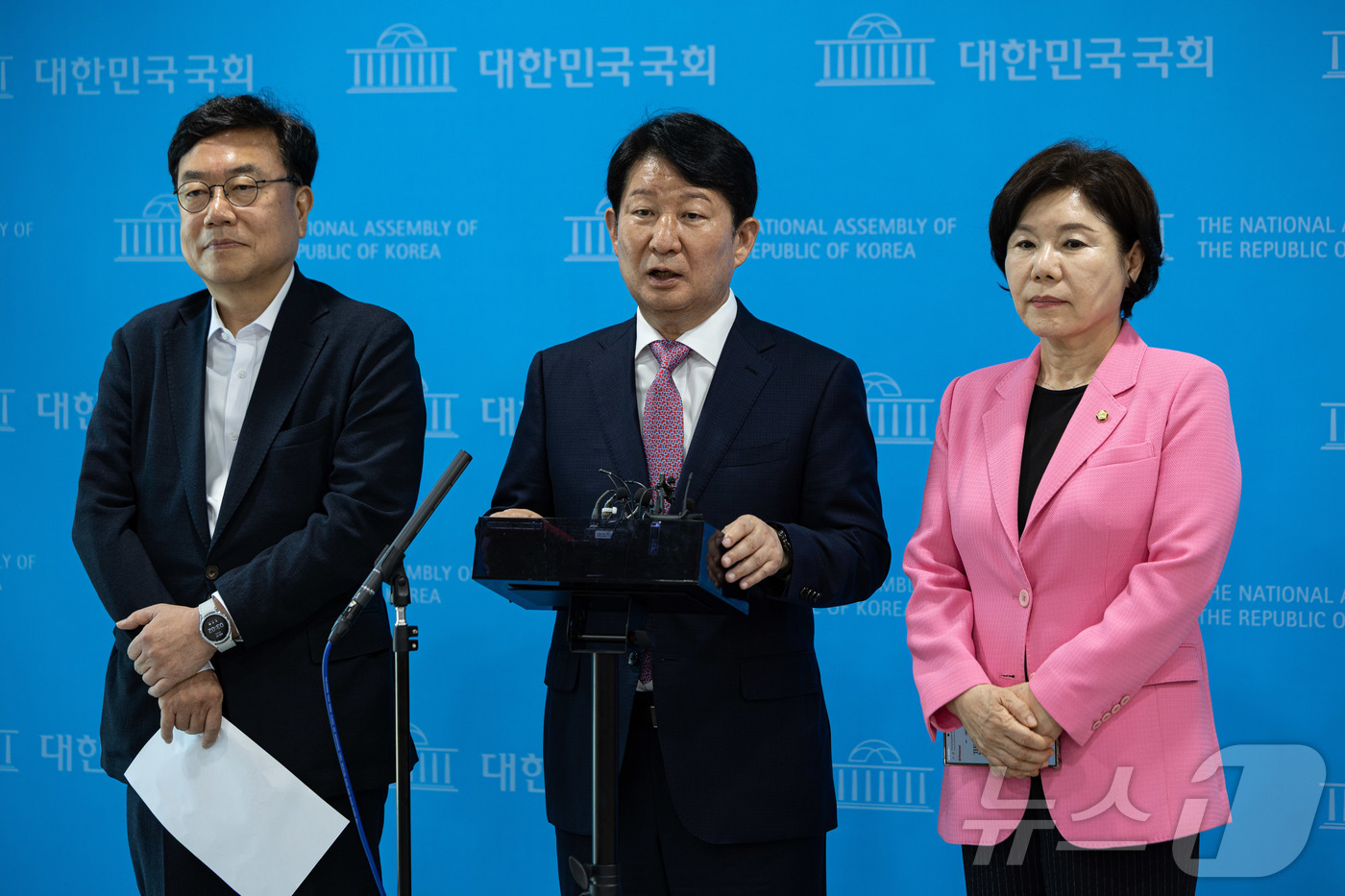 (서울=뉴스1) 이재명 기자 = 권영진 국민의힘 의원이 12일 오후 서울 여의도 소통관에서 기자회견을 열고 당의 혁신을 바라는 재선의원 모임의 두번째 입장을 말하고 있다.이들은 어 …