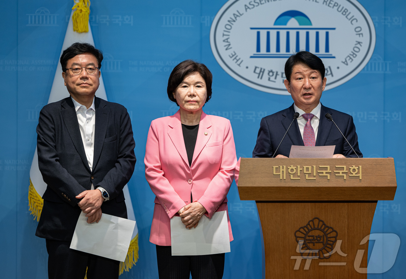 (서울=뉴스1) 이재명 기자 = 권영진 국민의힘 의원이 12일 오후 서울 여의도 소통관에서 기자회견을 열고 당의 혁신을 바라는 재선의원 모임의 두 번째 입장을 말하고 있다.이들은 …