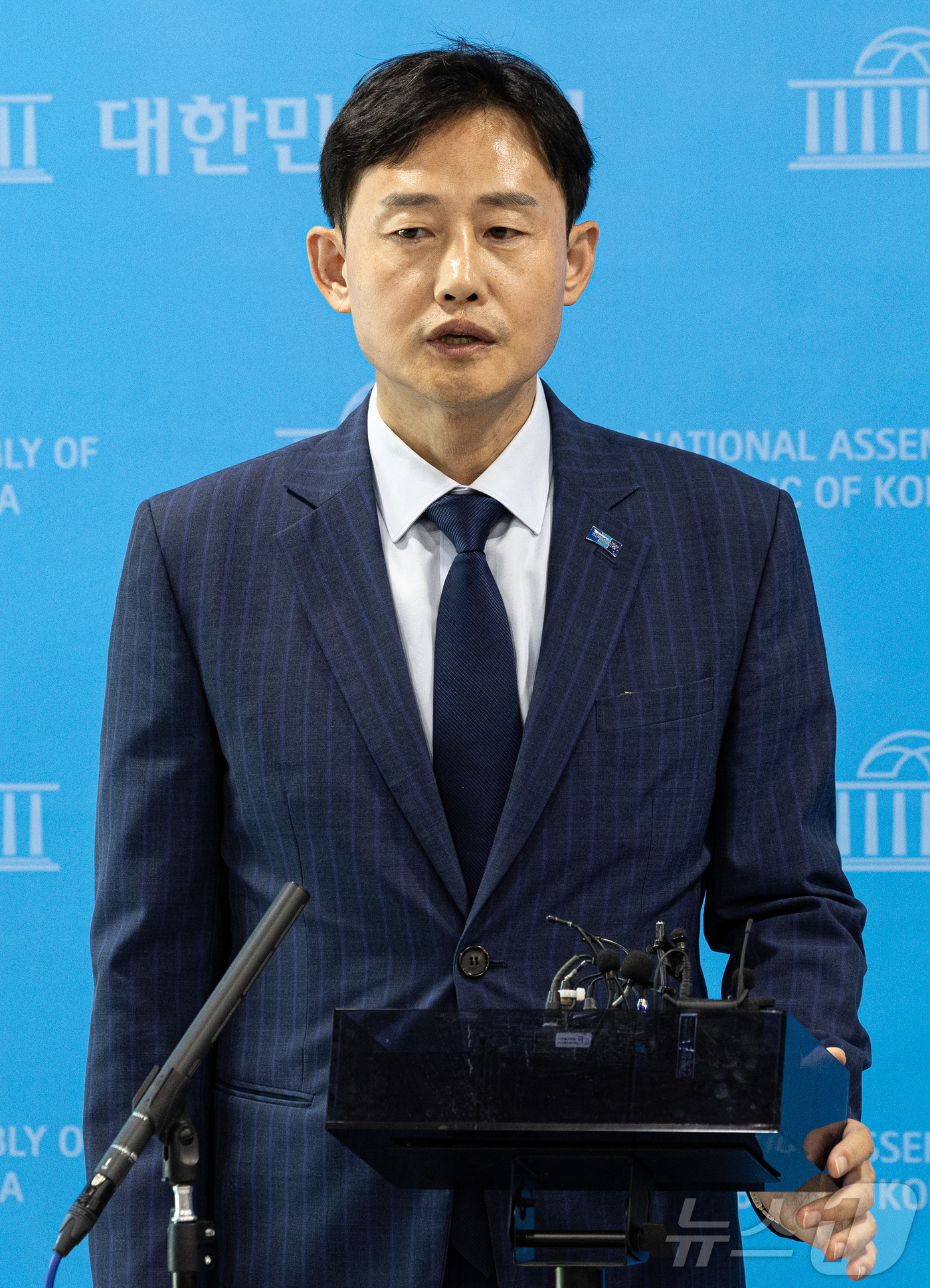 (서울=뉴스1) 이재명 기자 = 윤재관 조국혁신당 대변인이 12일 오후 서울 여의도 국회 소통관에서 특검 후보 추천 관련 브리핑을 하고 있다.이날 브리핑에서 조국혁신당은 내란특검 …