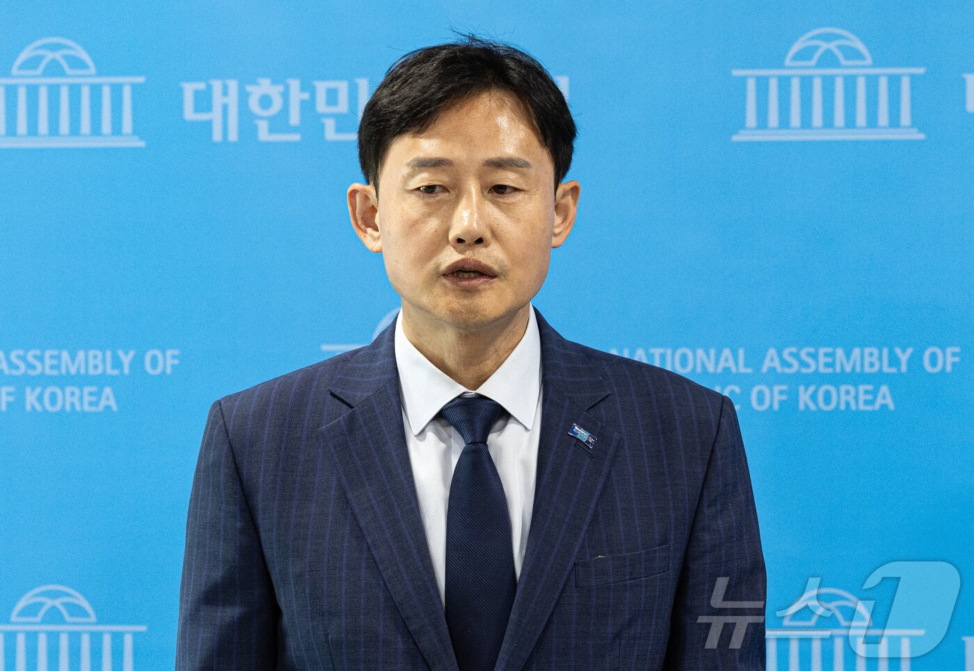 본문 이미지 - 윤재관 조국혁신당 대변인이 12일 오후 서울 여의도 국회 소통관에서 특검 후보 추천 관련 브리핑을 하고 있다.  2025.6.12/뉴스1 ⓒ News1 이재명 기자